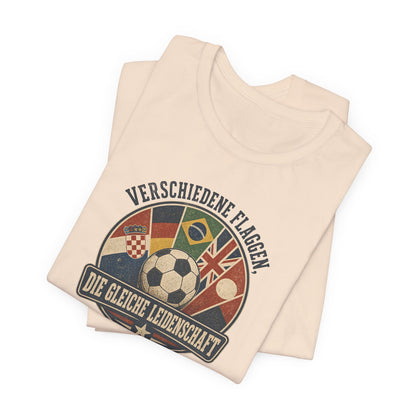 Verschiedene Flaggen, Gleiche Leidenschaft 2026 T-Shirt | Fußball WM Tee